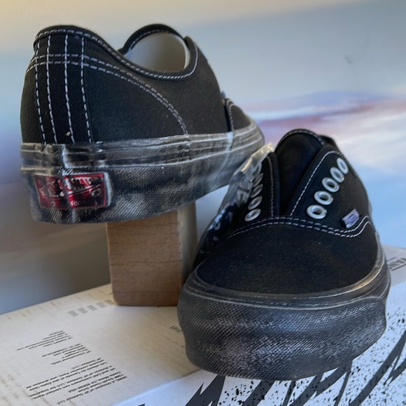 Vans WMNS 0g Authentic L
Stressed Black/White
VN0A5FBDBA2
Sneakers - Picture 9 of 16